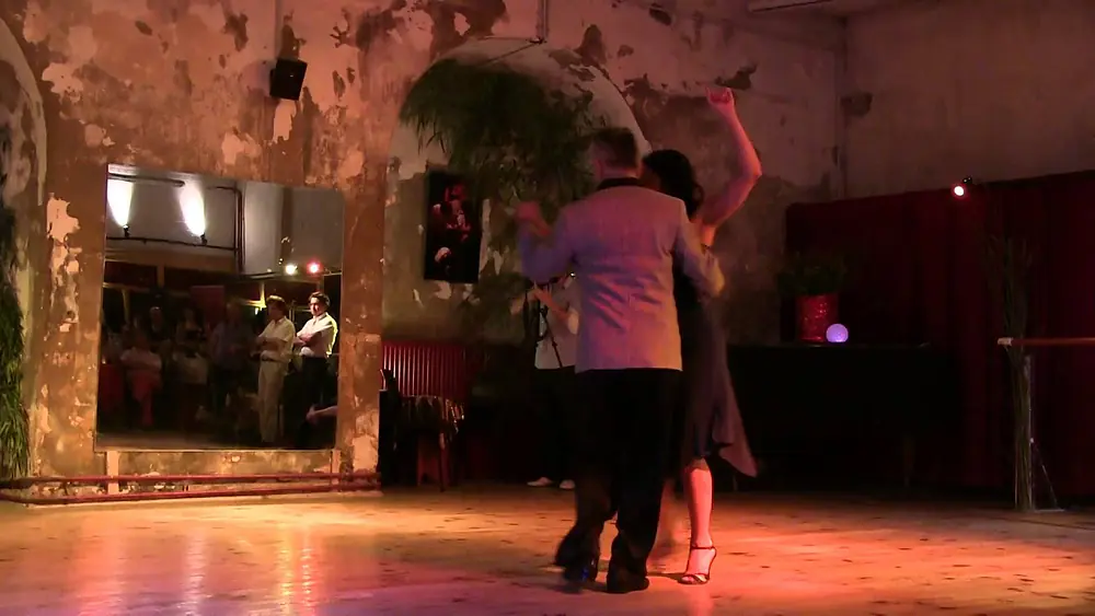 Video thumbnail for Moira Daloia et Alejandro Figueroa  dansent  la milonga