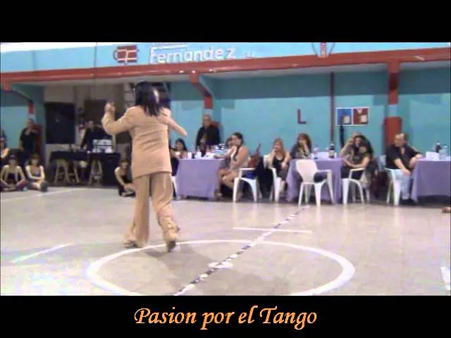 Video thumbnail for REBECCA  O´LAOIRE y NANY PERALTA bailando el tango POCAS PALABRAS en la milonga EL PISOTON