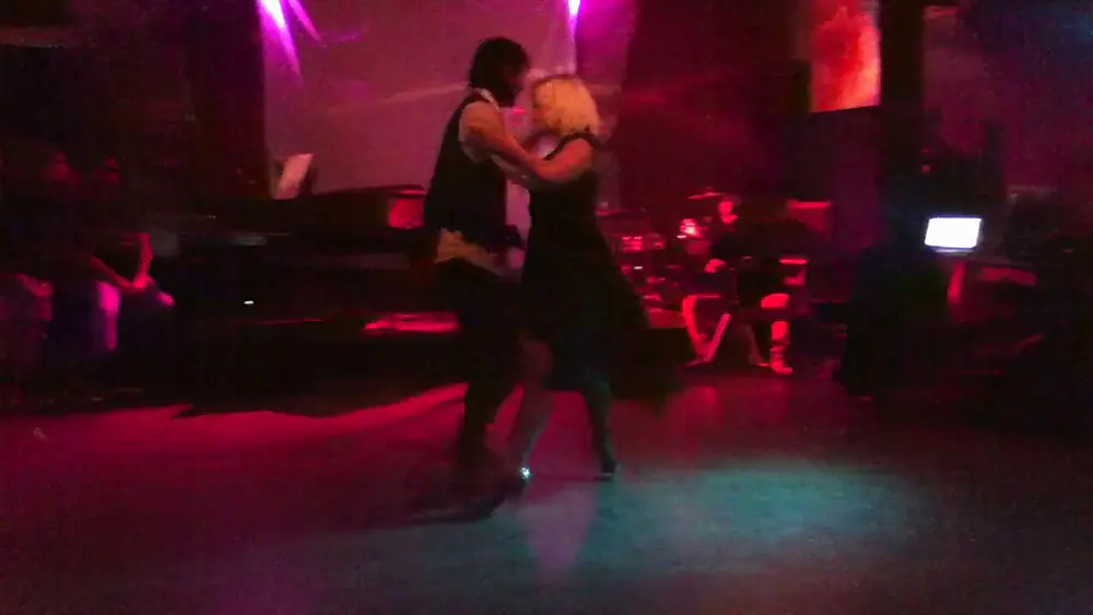 Video thumbnail for Tamara Bisceglia y Pedro Farias bailan en MILONGA 10 - 1 DE 3