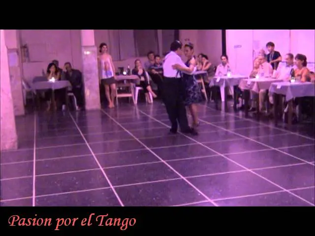 Video thumbnail for NATALIA ALMADA y PEDRO OCHOA bailando el tango TRES ESQUINAS en Floreal Milonga