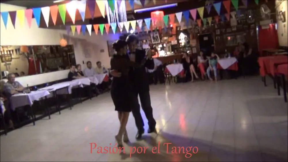 Video thumbnail for ARA y FRANCISCO SANTAPA Bailando el Tango LA YUMBA en la Milonga  CHE PAPUSA