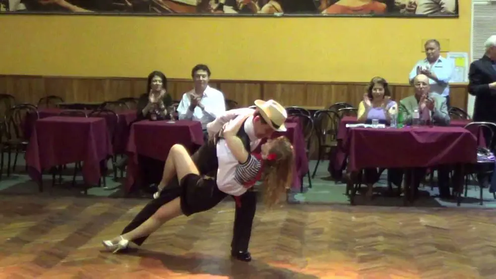 Video thumbnail for Quique Camargo y Mirta Milone (Tango) "Zorro Gris" Salón Caning (Jueves 23-05-13)  3/3