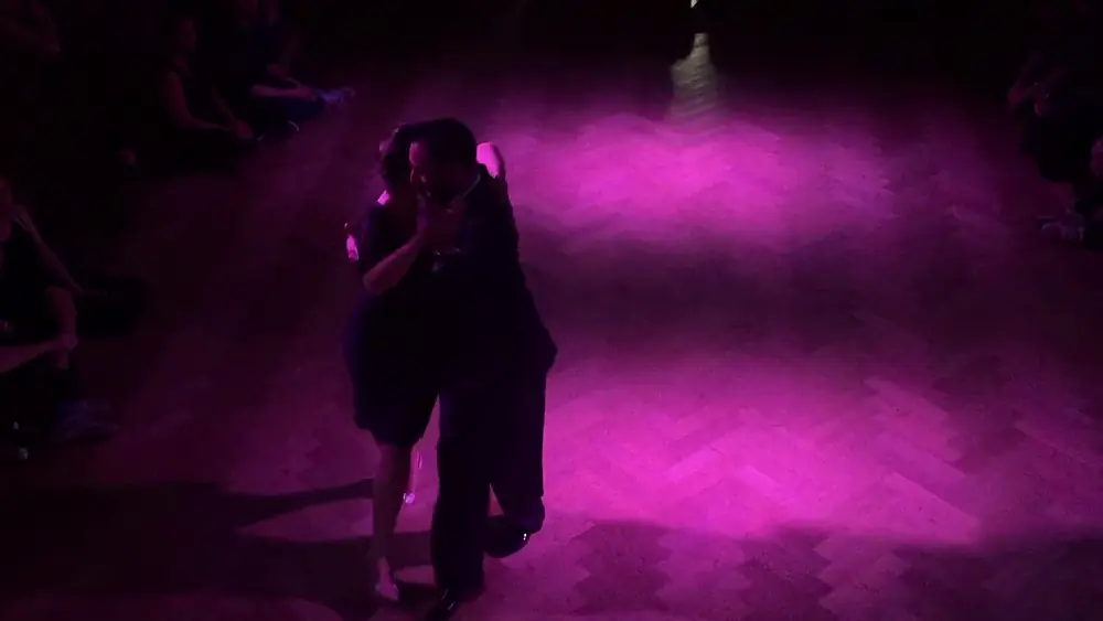 Video thumbnail for Fausto Carpino y Stephanie Fesneau bailan un tango "Rendido" de Francisco Lomuto