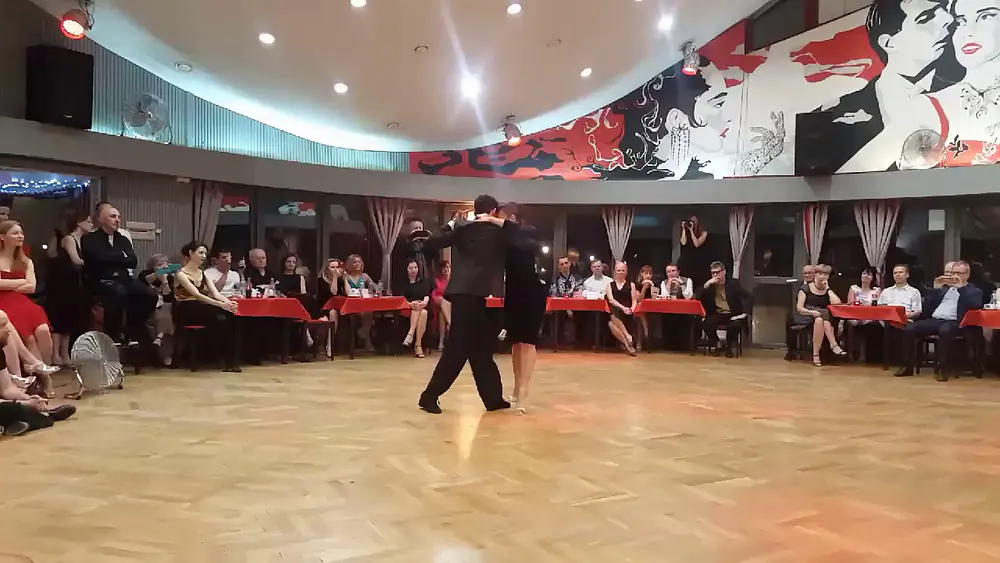 Video thumbnail for Marcos Celentano y Agustina Gomez bailan Tango del infinito en Varsovia