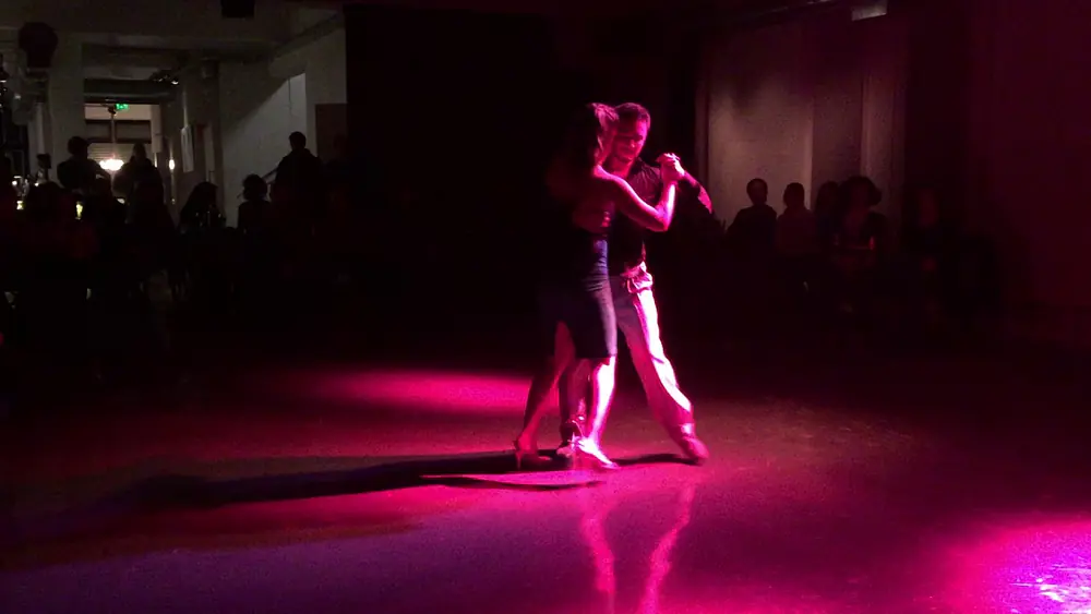 Video thumbnail for Natalia Fures & Diego Bado en Miercoles Santos Club de Tango / Baile a la parrilla 2