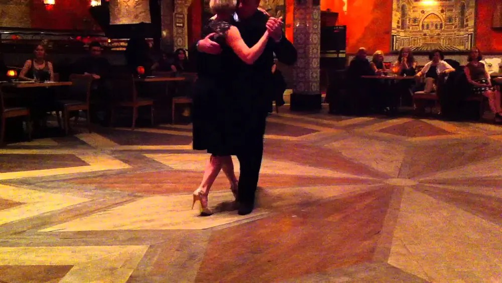 Video thumbnail for Claudio Strang & Isabella Szymonowicz dance to a Tango in Chicago at "Milonga La Baldosita"