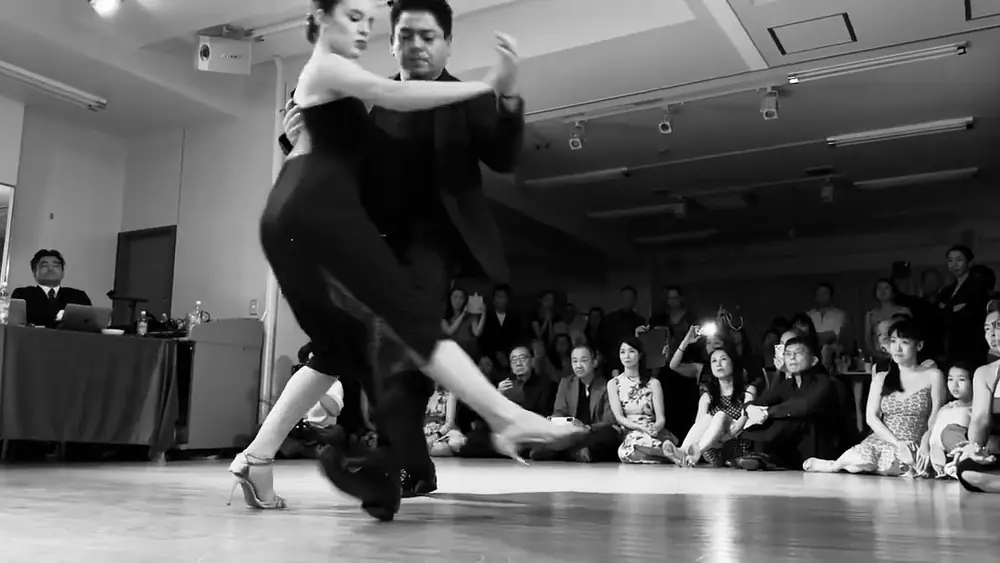 Video thumbnail for Carlitos Espinoza and Agustina Piaggio. Tango 1/4. (Juan D’Arienzo- Dos Dedos) @Tangostories