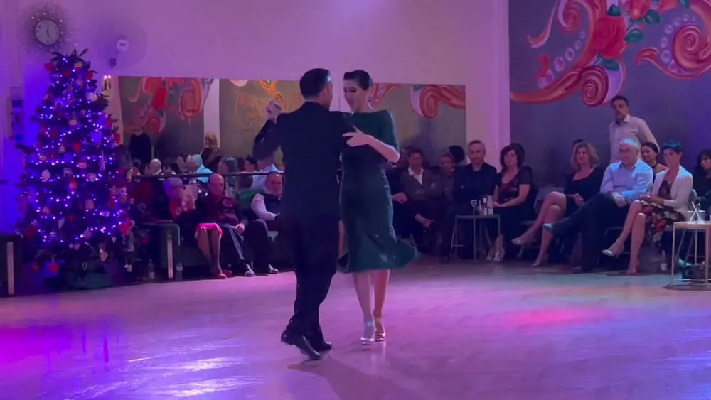 Video thumbnail for Yesica Esquivel & Ariel Leguizamon 2/4 e 3/4 - 2 Corazones Tango Accademia Rimini 9/12/2022