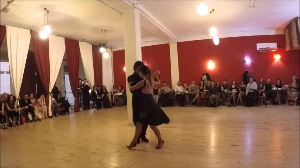 Video thumbnail for Una Fija (Carlos Di Sarli), Federico Naveira y Sabrina Masso - Calesita Tango Club 2016