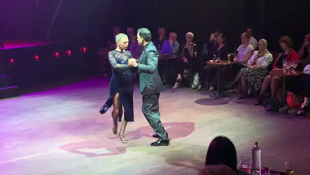 Video thumbnail for Martin La Bruna y Andrea Bestvater bailan „A Los Amigos“ un Tango de O. Pugliese