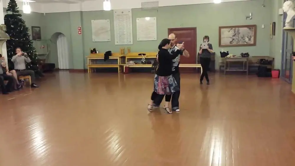 Video thumbnail for Lucas Panero and Cintia Tinelli - Sacadas, argentine tango lesson (2014-01-05 Oulu, Finland)