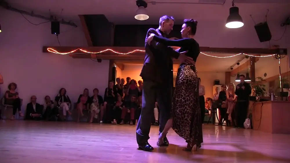 Video thumbnail for Michael Nadtochi et Elvira Lambo dansent sur le Tango Androgyne