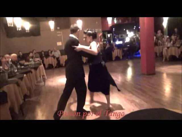 Video thumbnail for SAMANTHA DISPARI y SANTIAGO FINA bailando SI NOS QUEREMOS TADAVIA en la MILONGA NOCHE DE LUNA