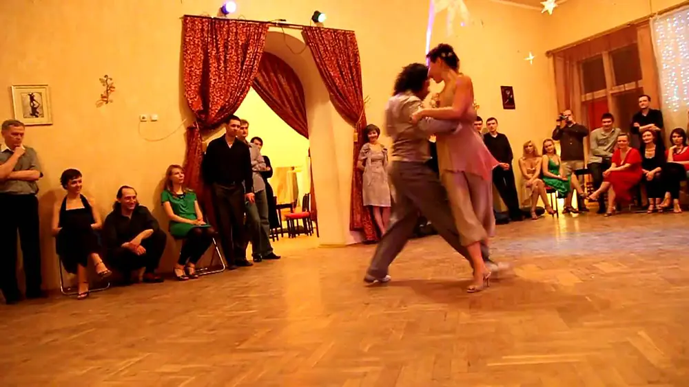 Video thumbnail for Mila Vigdorova and Rodrigo Fonti, tango demo in Rostov, April 2011