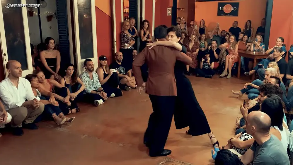 Video thumbnail for Mariela Sambetband & Guille Peque Barrionuevo con El Cachivache Tango Buscandote